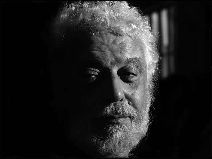 Retrato Contemplativo: Homem com Barba Branca