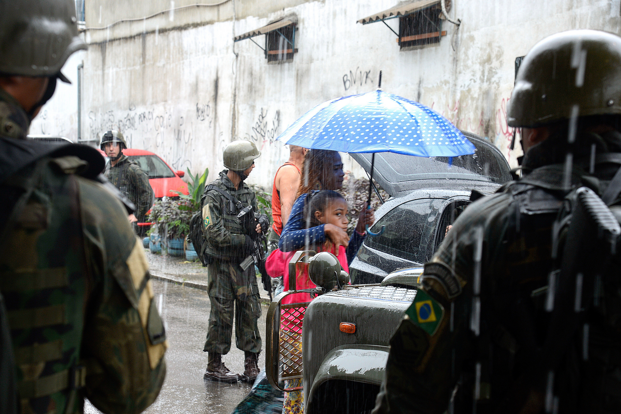 Vida sob vigilância militar na favela em dia de chuva