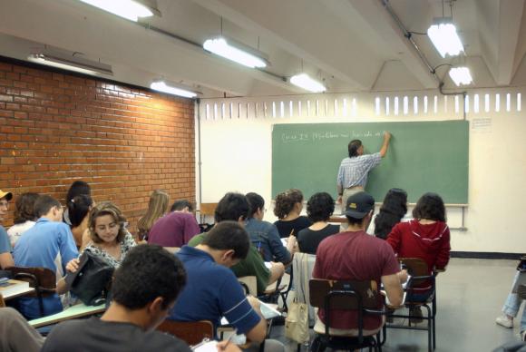 Aula Universitária: Professor e Alunos em Sala de Aula