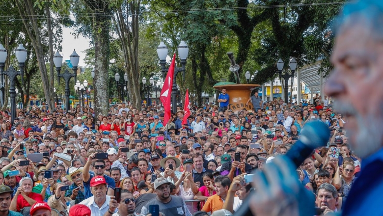 Lula discursa para multidão em praça pública