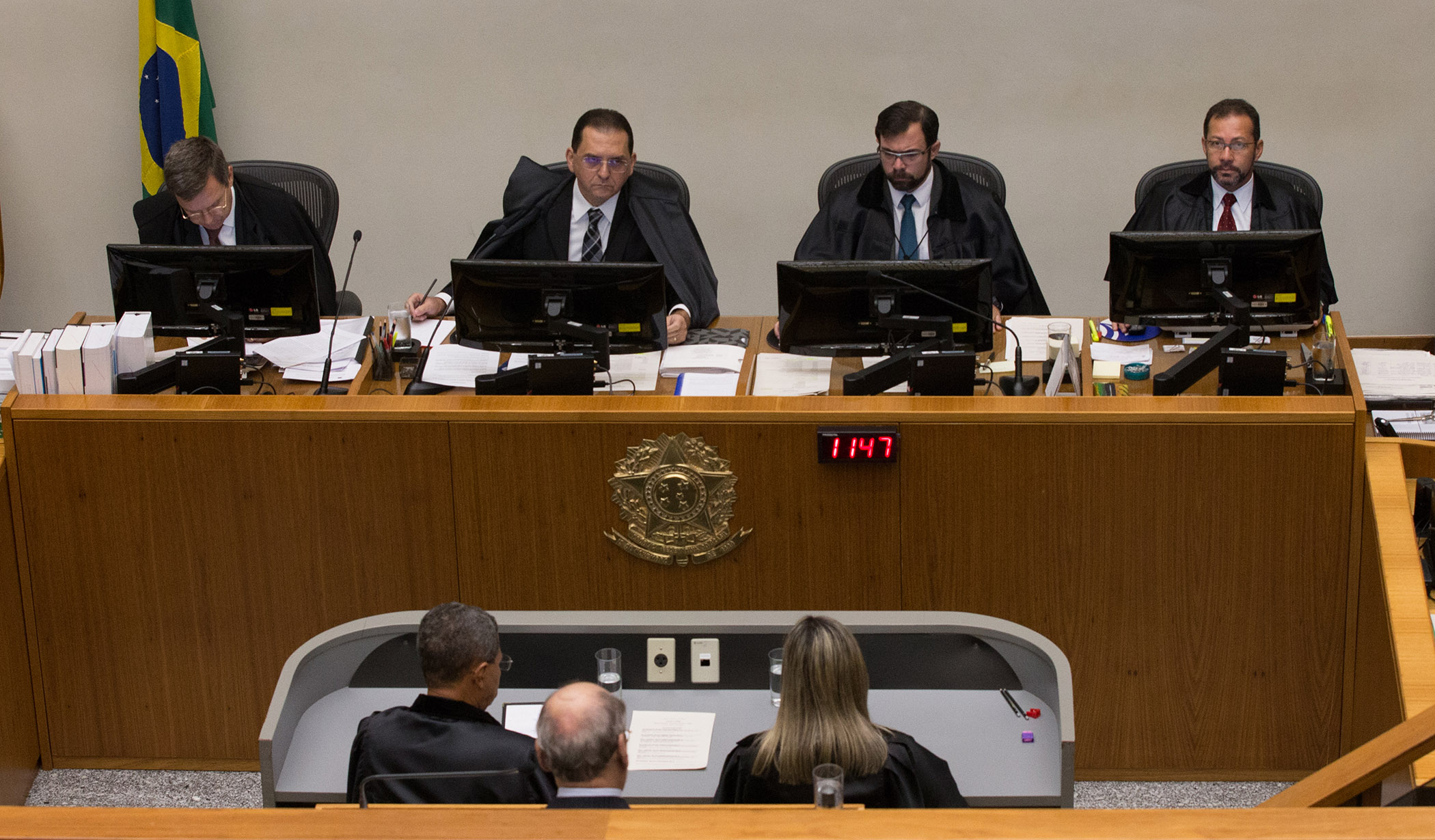 Sessão Judicial: Ministros em Deliberação e Análise