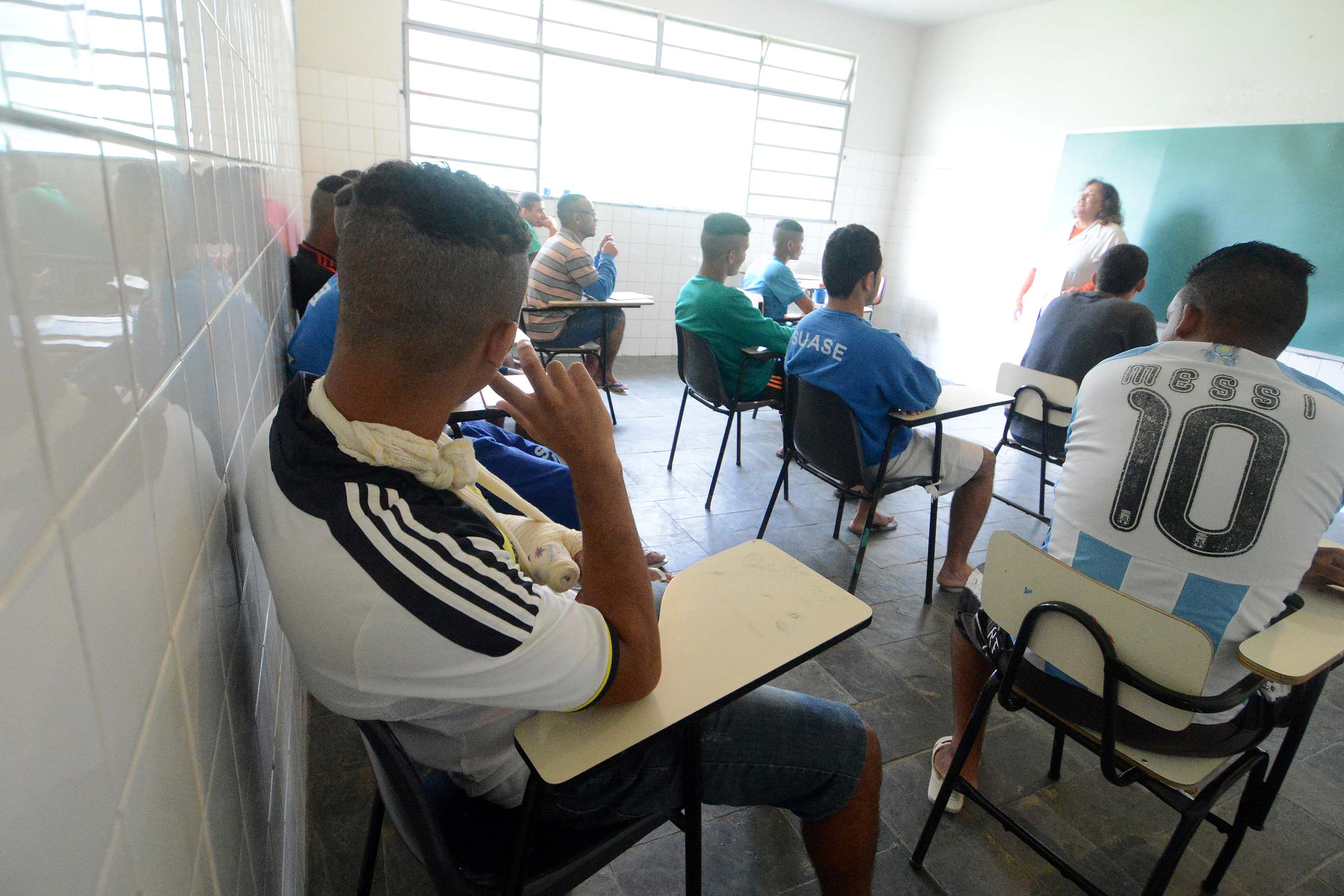 Jovens em aula: educação e ressocialização em foco