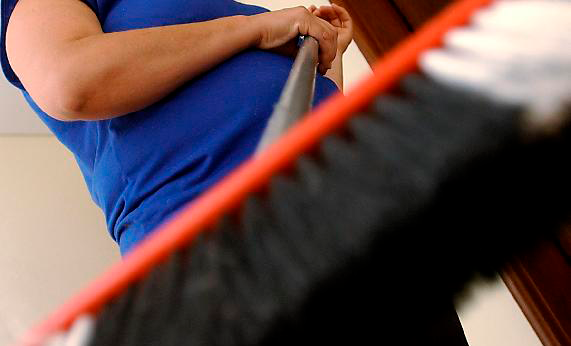 Pessoa com Vassoura: Trabalho Manual e Doméstico