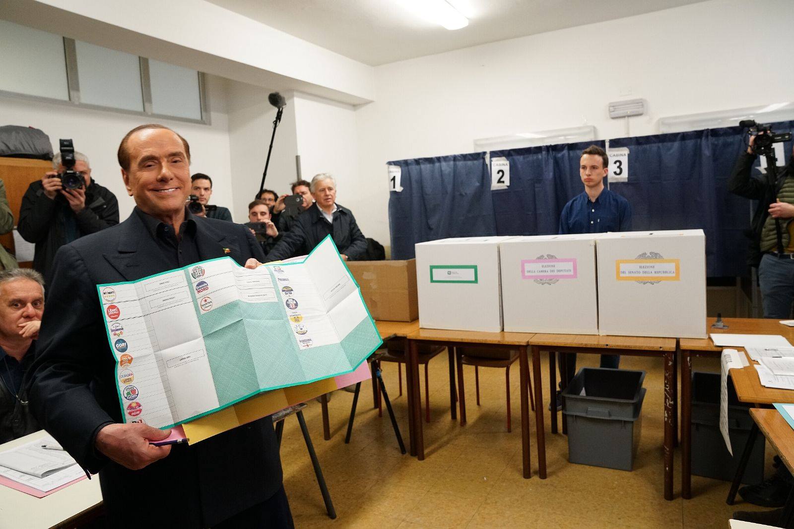 Berlusconi sorri ao exibir cédula em eleição italiana