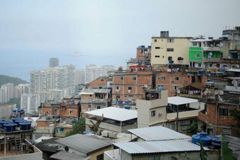 Contraste Urbano: Favela e Cidade Moderna Brasileira