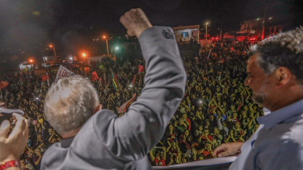 Lula saúda multidão em comício noturno de mobilização
