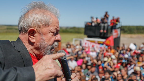 Lula discursa em ato popular com multidão engajada