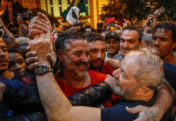 Lula e apoiadores: União e celebração em momento histórico