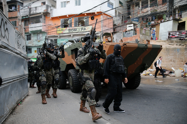 Operação Militar em Favela Urbana: Presença Armada e Vida Cotidiana