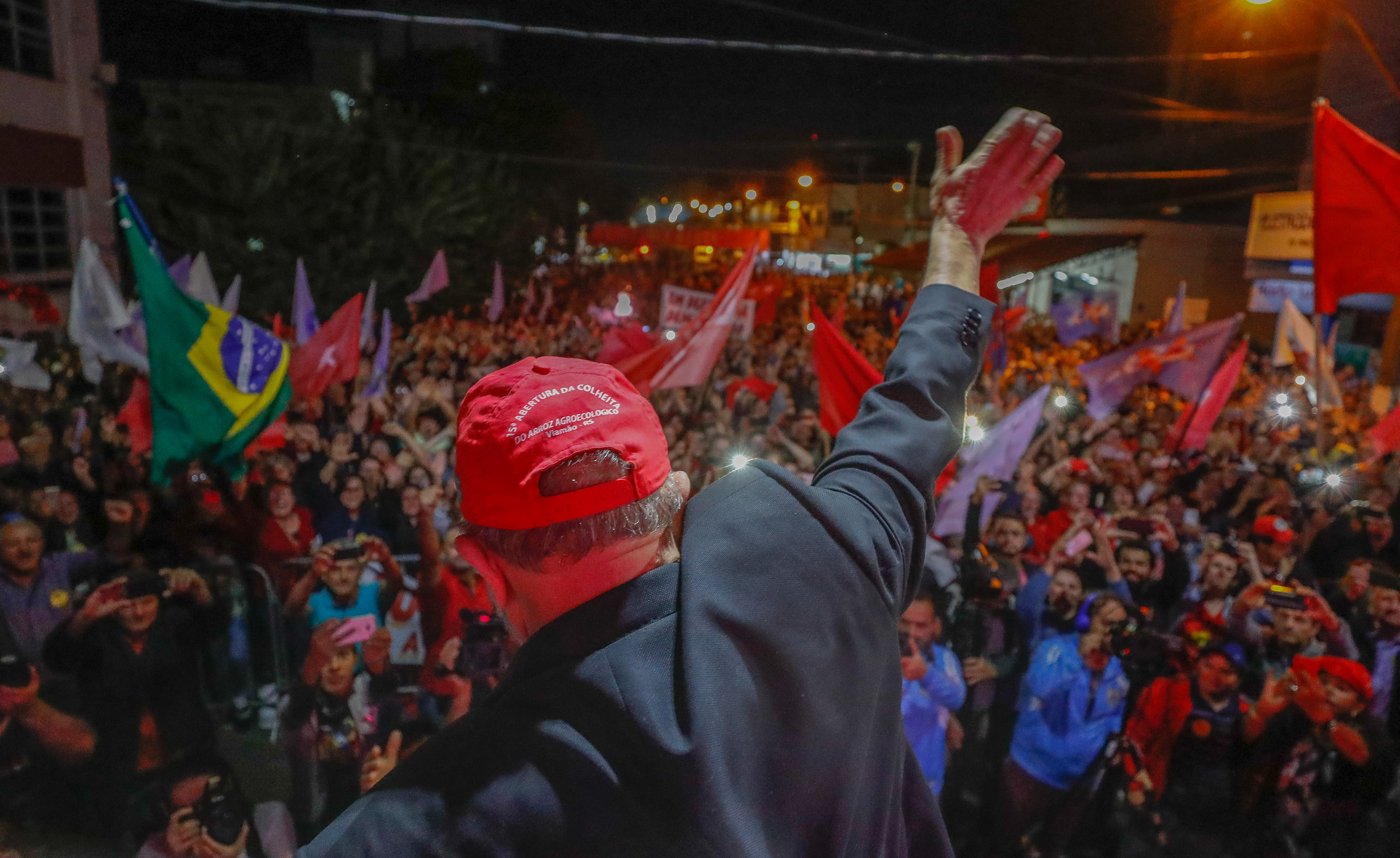 Líder Agrário Saúda Multidão em Evento Noturno