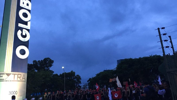 Manifestação na frente da O Globo: noite de protesto.