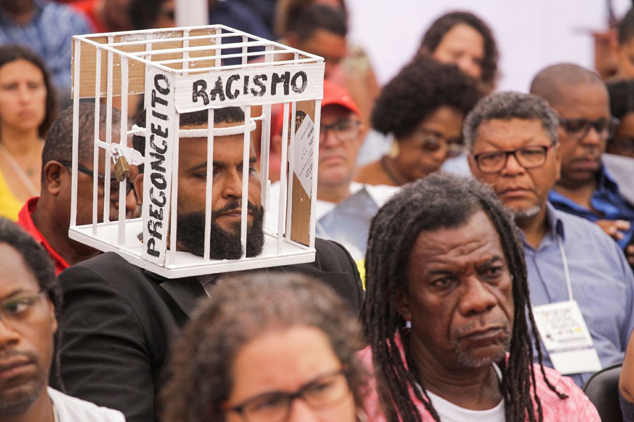 Ativista com Gaiola "Preconceito Racismo" na Cabeça