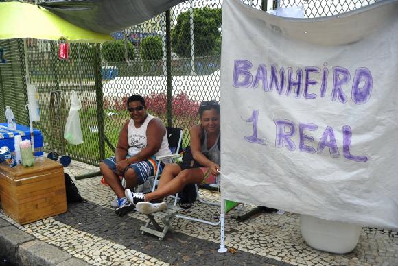 Banheiro Pago: Empreendedorismo Informal no Brasil