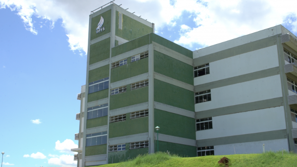 Edifício da UFFS sob céu azul com nuvens
