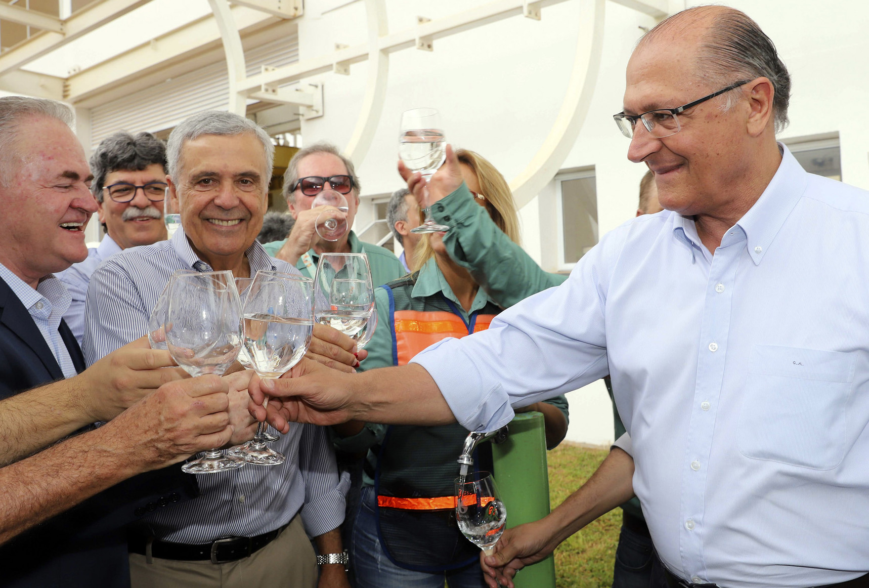 Celebração da Água: Brinde por Inovação e Desenvolvimento Hídrico.