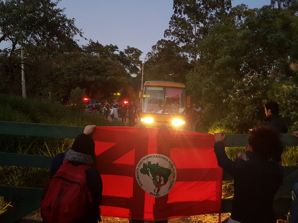 MST: Mobilização e Luta pela Terra ao Amanhecer/Entardecer