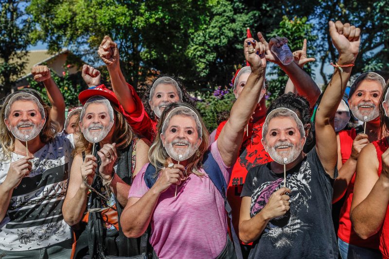 Apoio a Lula: Multidão Feminina com Máscaras em Manifestação