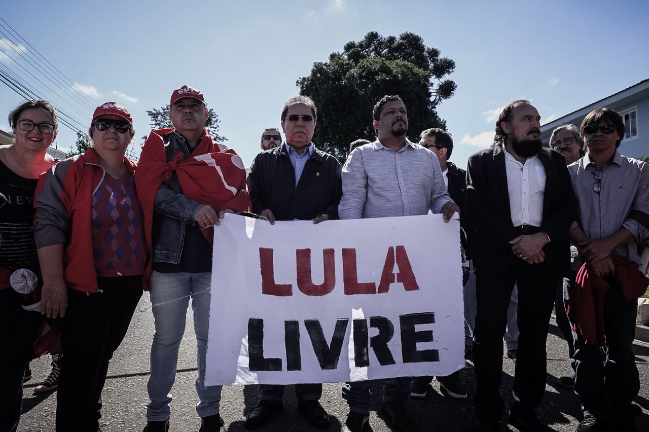 Manifestação pela liberdade de Lula: união e apoio popular
