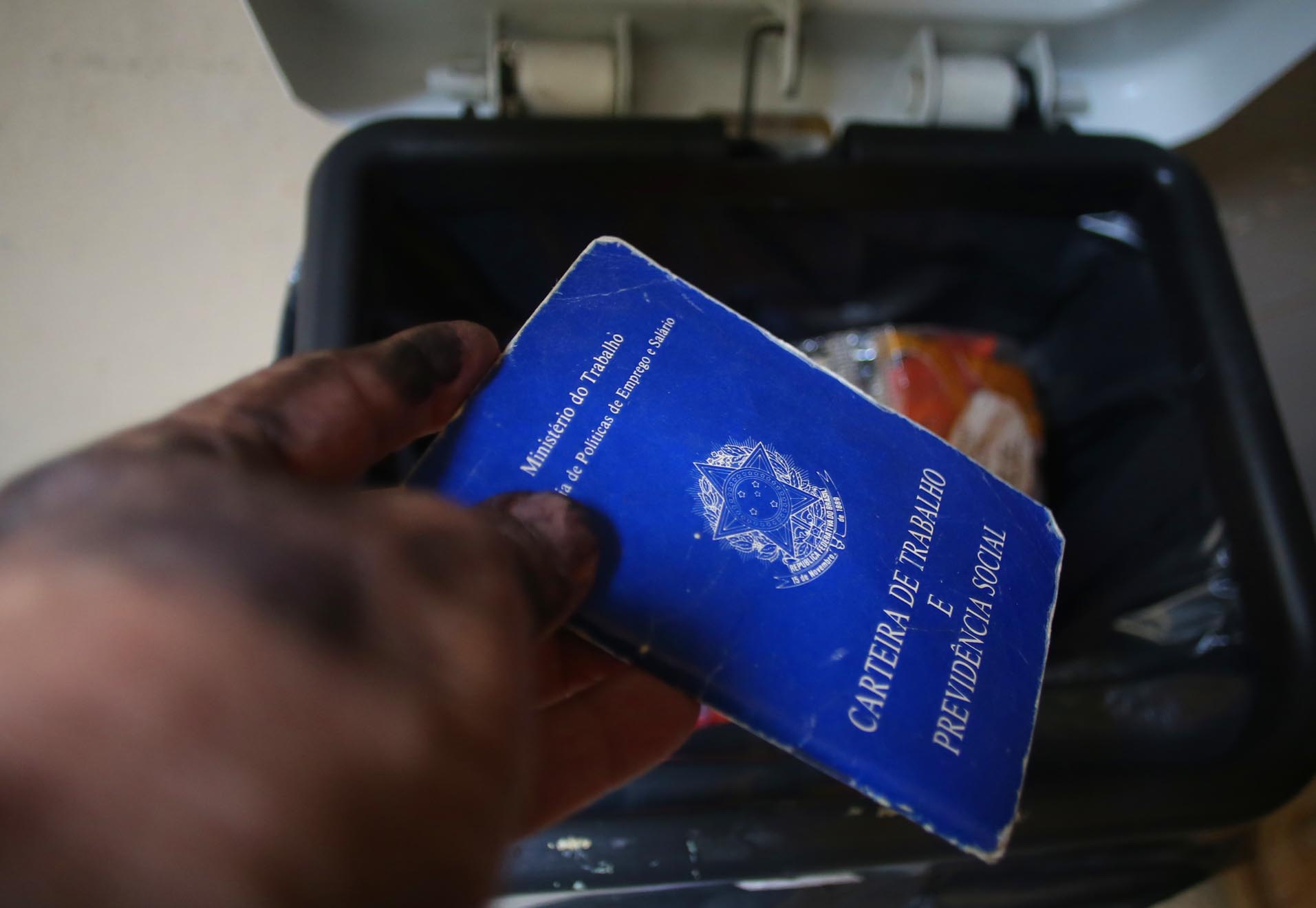 Carteira de Trabalho no Lixo: Crise e Perda de Direitos