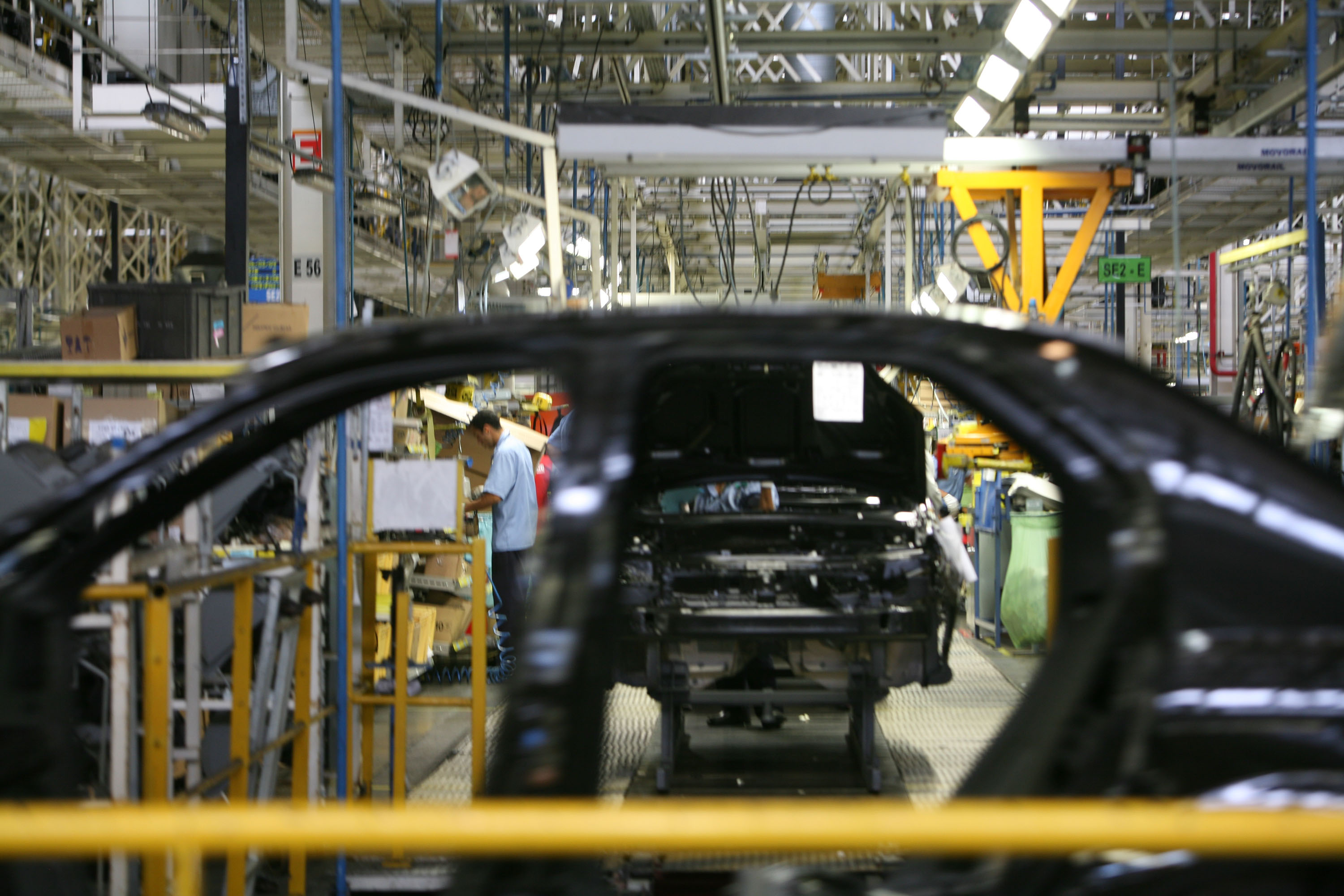 Fábrica Automotiva: Linha de Montagem e Trabalho Operário