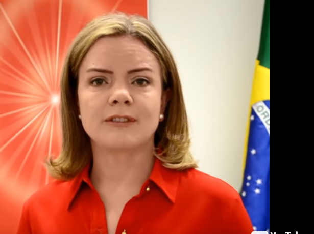 Mulher em Discurso Formal com Bandeira Brasileira