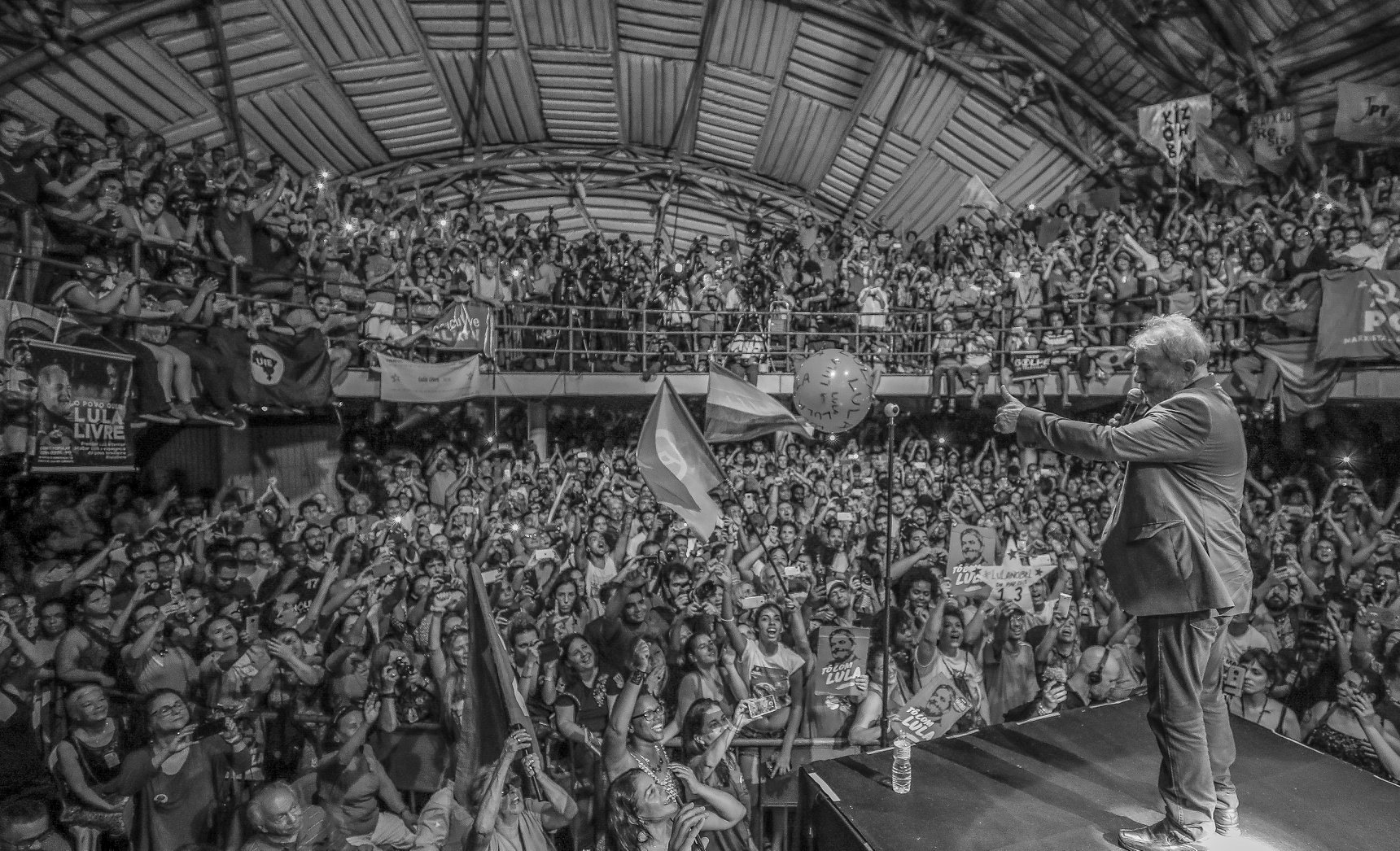 Lula discursa para multidão engajada em comício "Lula Livre"