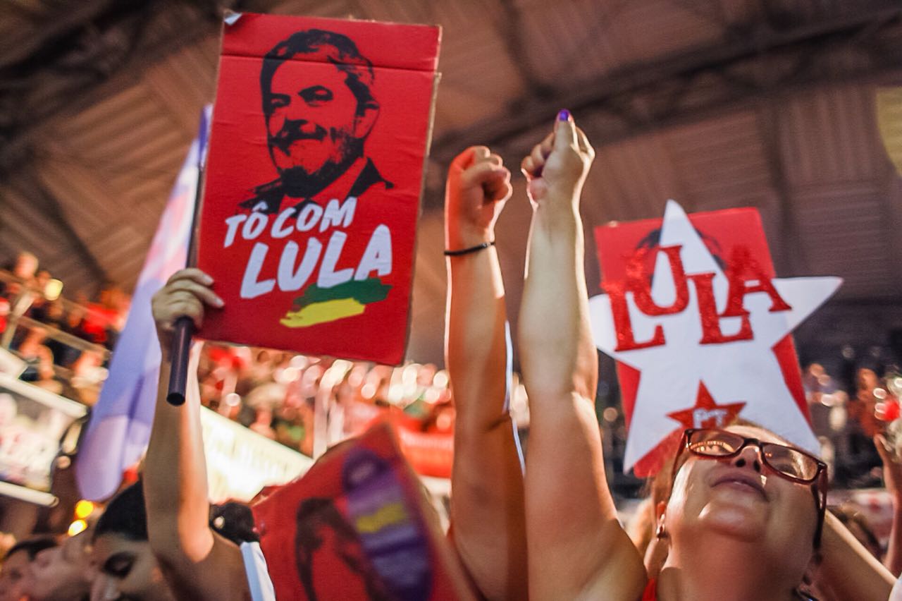 Multidão em Apoio a Lula com Punhos Erguidos