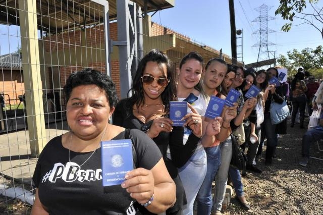 Mulheres Jovens Exibem Carteiras de Trabalho com Esperança