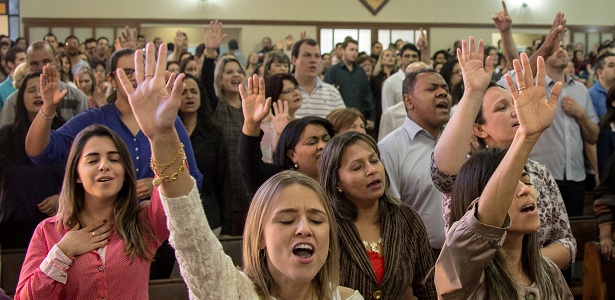 Fiéis em adoração e louvor coletivo
