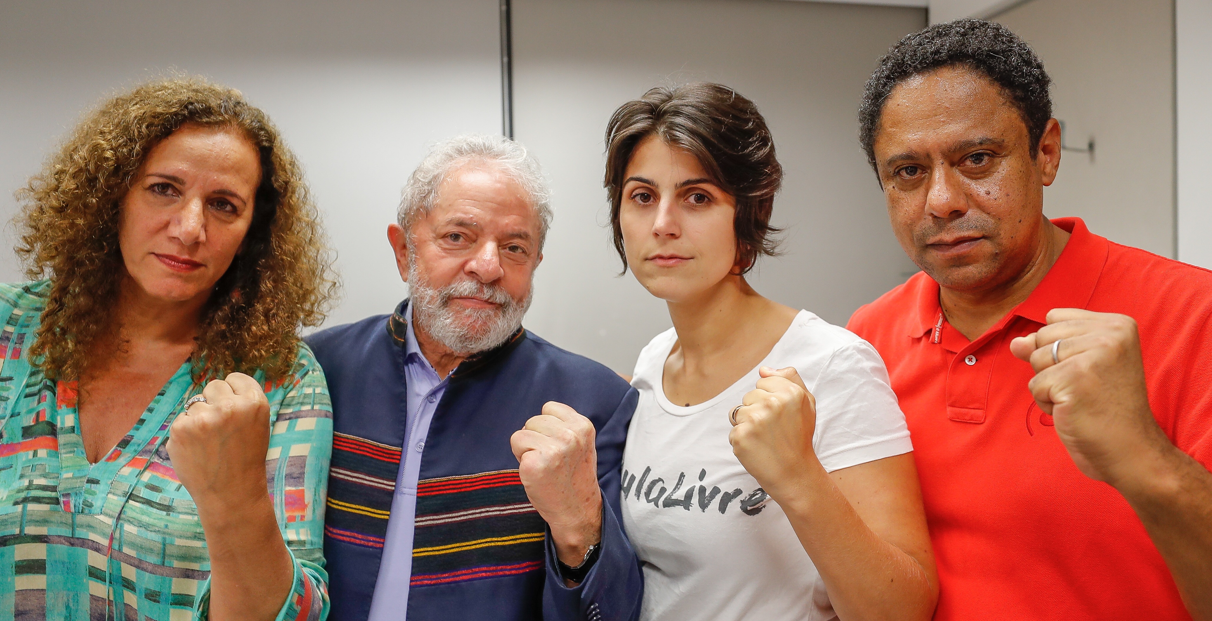 Lula e apoiadores: punhos erguidos por justiça e liberdade.