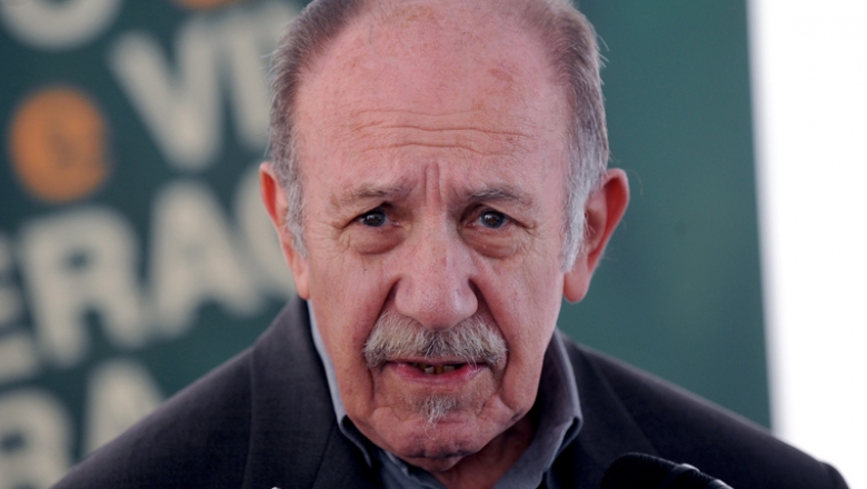 Retrato de homem idoso em evento político