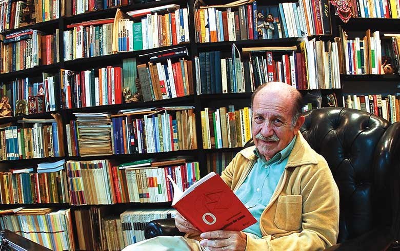 Luiz Fernandes em sua Biblioteca: Leitura e Conhecimento