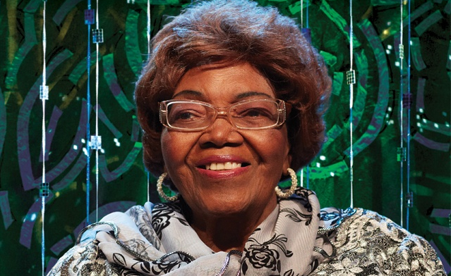 Mulher Negra Sorridente, Sabedoria e Alegria Vibrante