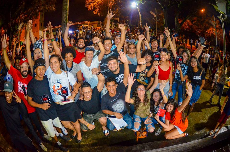 Jovens Celebram Cultura e União em Evento Noturno