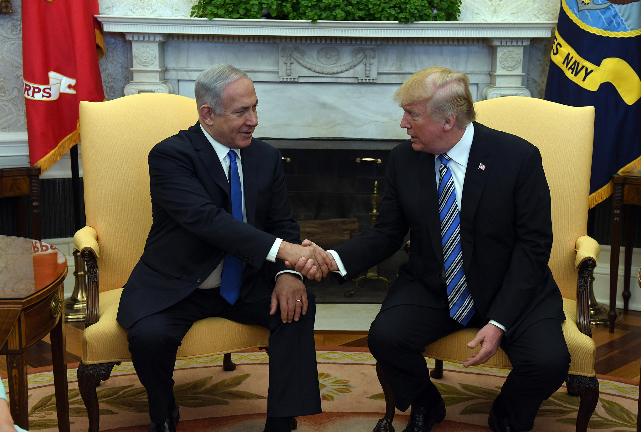 Trump e Netanyahu: Encontro Diplomático e Aperto de Mãos