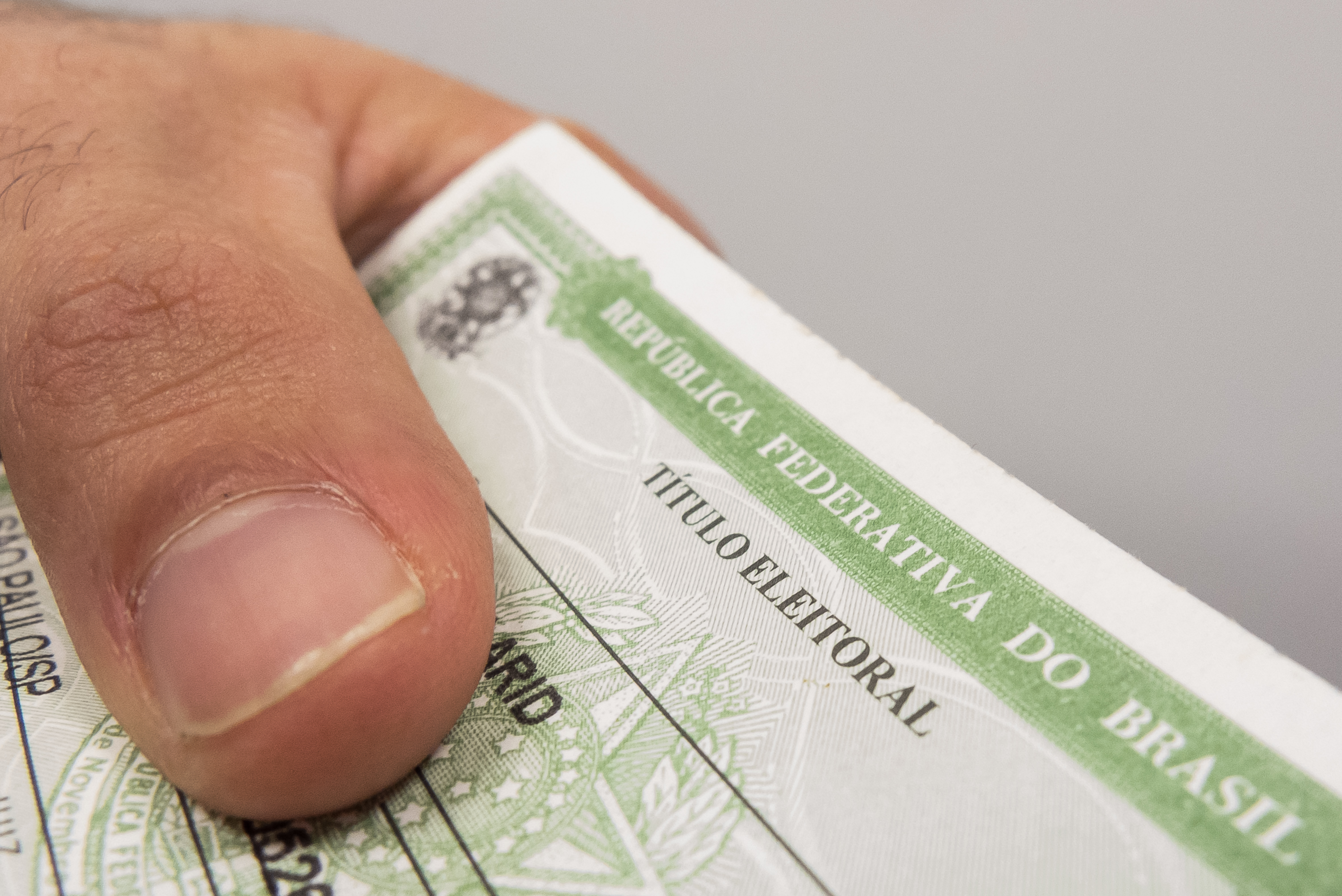 Mão Segurando Título Eleitoral Brasileiro