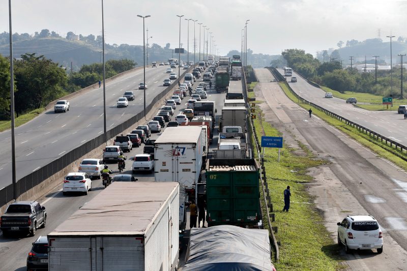 Rodovia Congestionada: Trânsito Parado e Possível Protesto