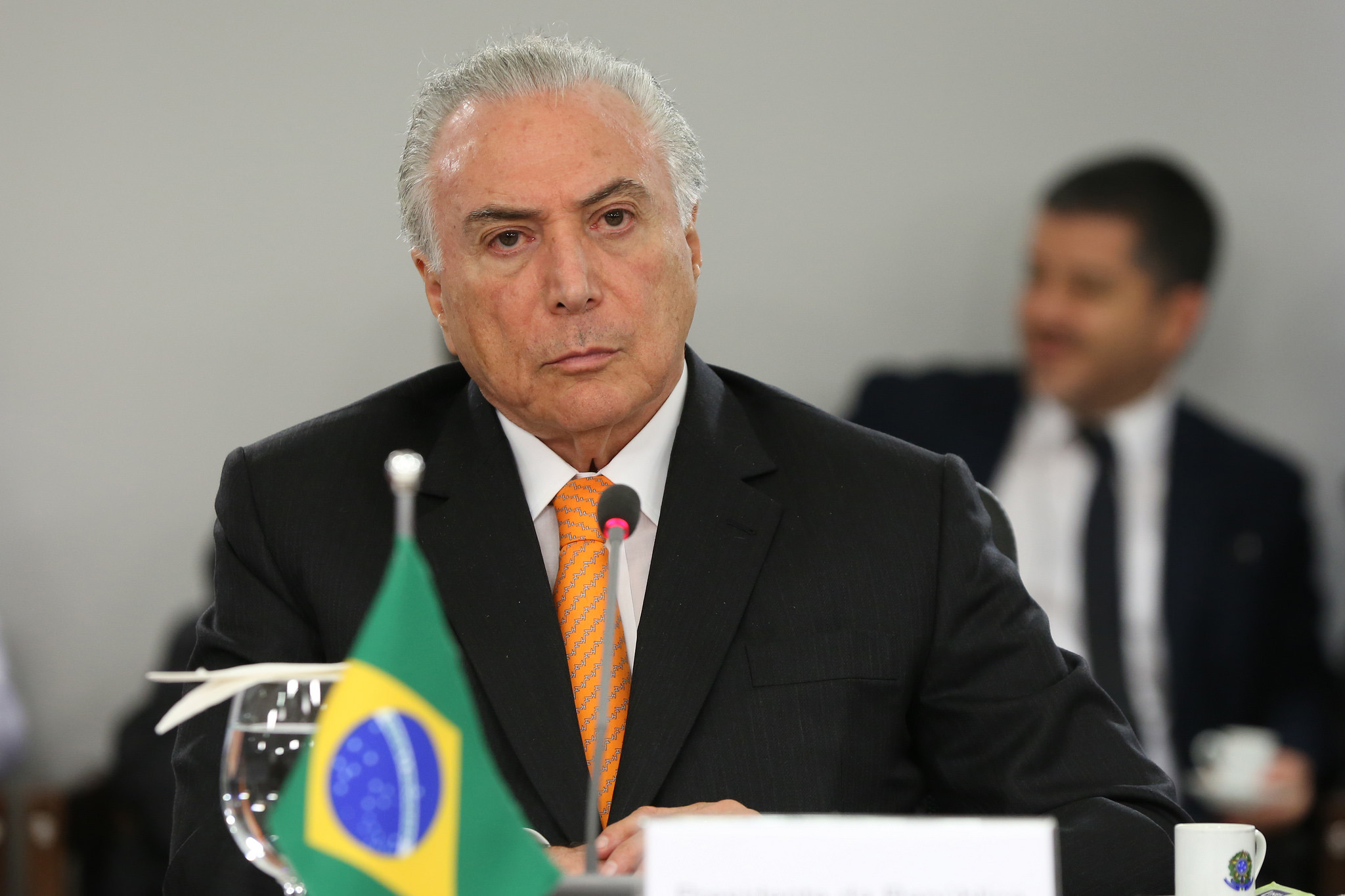 Michel Temer em reunião oficial com bandeira do Brasil