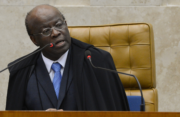 Ministro Negro Discursando em Sessão Judicial