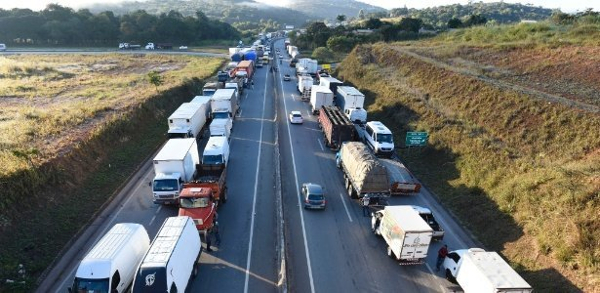 Congestionamento de Caminhões na Rodovia: Impacto e Paralisação