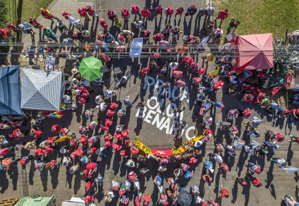 Manifestação aérea na Praça Olga Benario