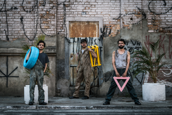 Jovens Trabalhadores Urbanos: Cores e Símbolos em Ruínas