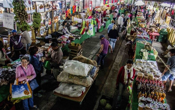 Mercado Popular Vibrante: Comércio Local e Economia Solidária