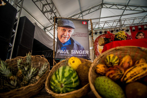 Homenagem a Paul Singer em evento de economia solidária