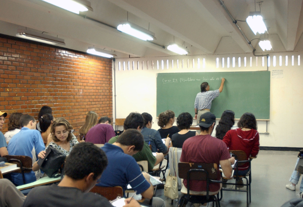 Aula de Economia: Professor e Estudantes em Sala
