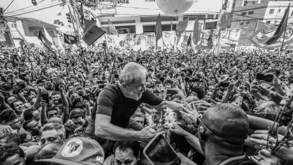 Lula Abraça o Povo em Manifestação de Apoio