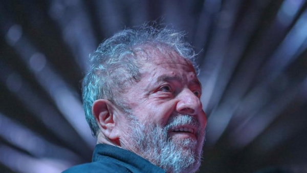 Lula Sorridente em Destaque: Olhar de Esperança e Liderança