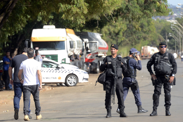 Polícia Militar em Operação com Caminhões Parados