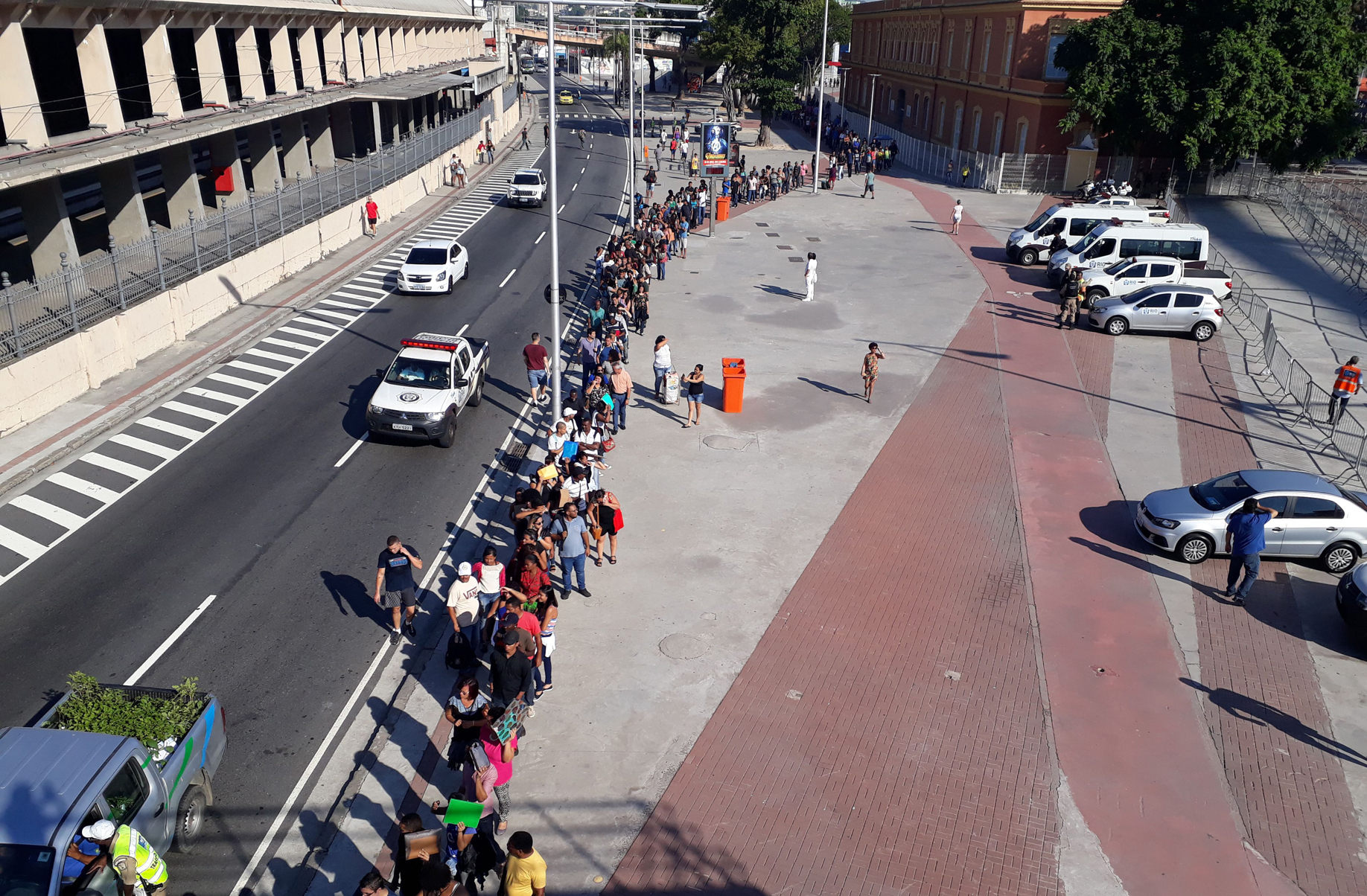Fila de Pessoas em Contexto Urbano do Brasil