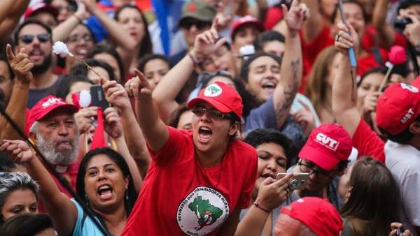 Multidão em Protesto: Vozes pela Justiça Social no Brasil